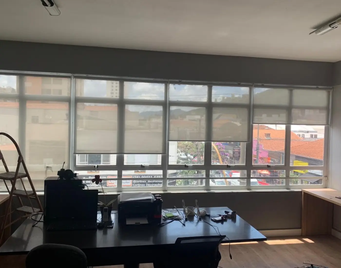 Cortinas instaladas em ambiente comercial