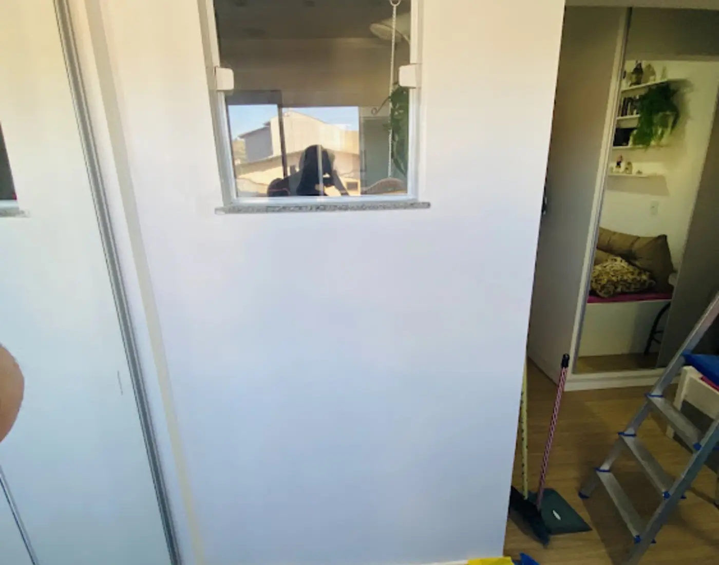 Parede após pequeno serviço de pintura