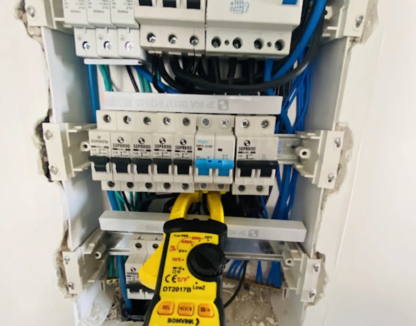 Diagnóstico em quadro elétrico com equipamento de medição