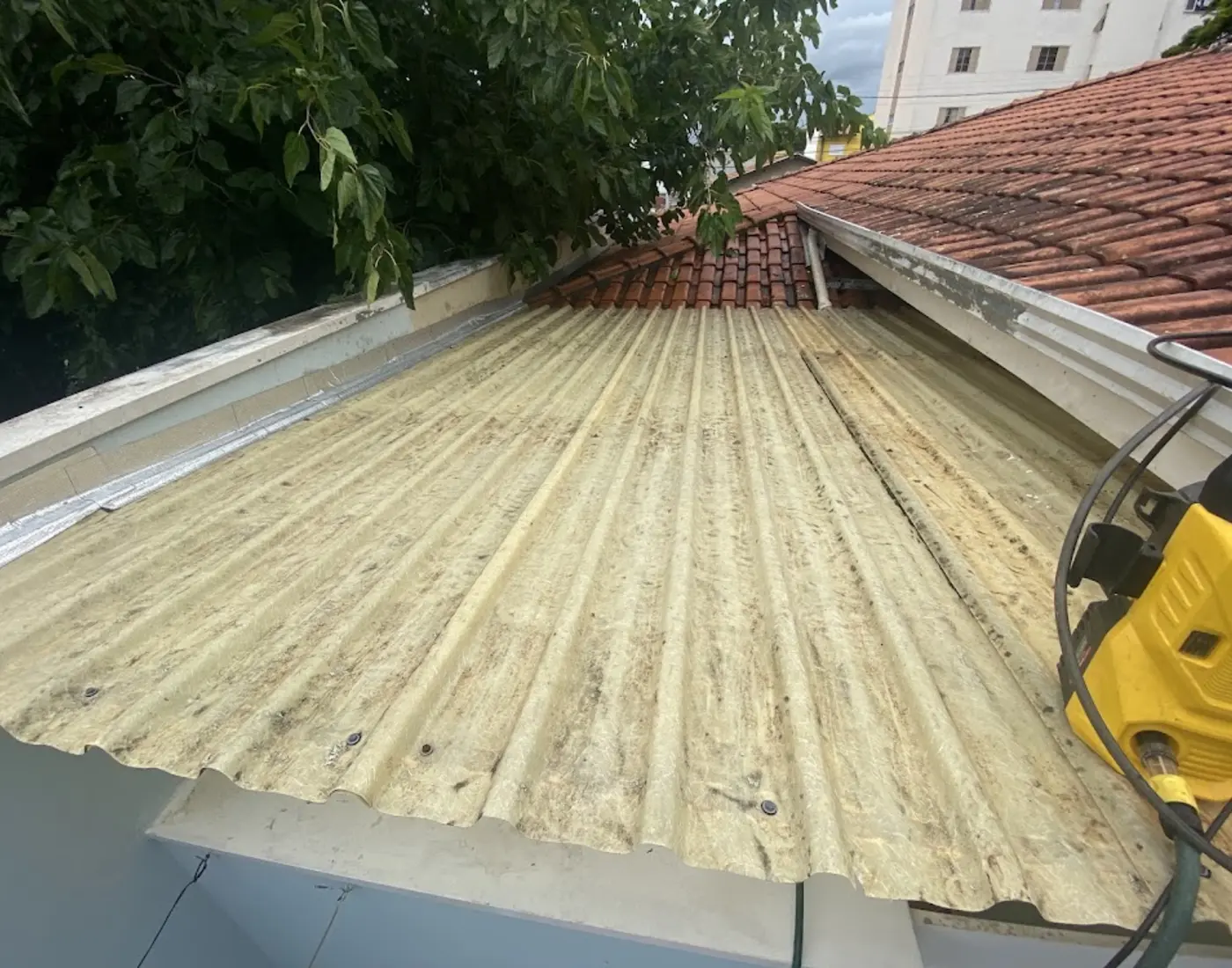 Cobertura durante serviço de limpeza