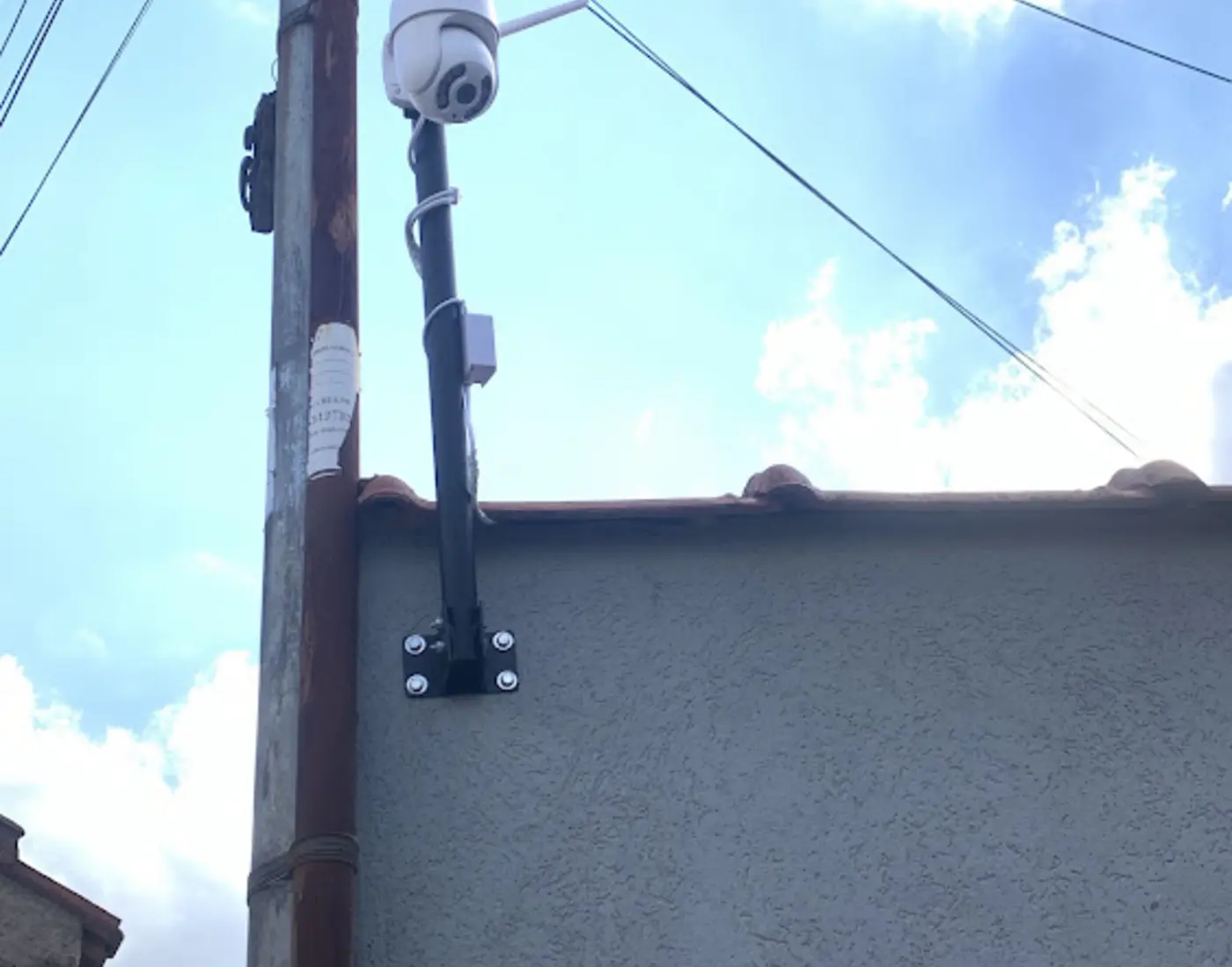 Câmera de segurança instalada na área externa