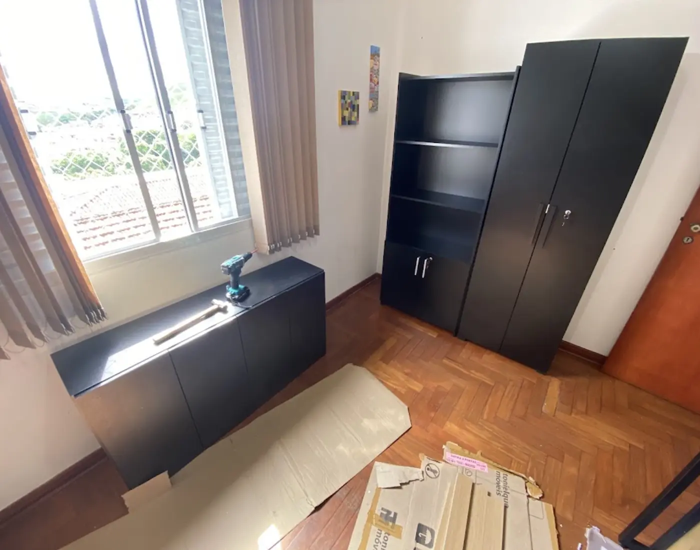 Móveis montados em ambiente residencial